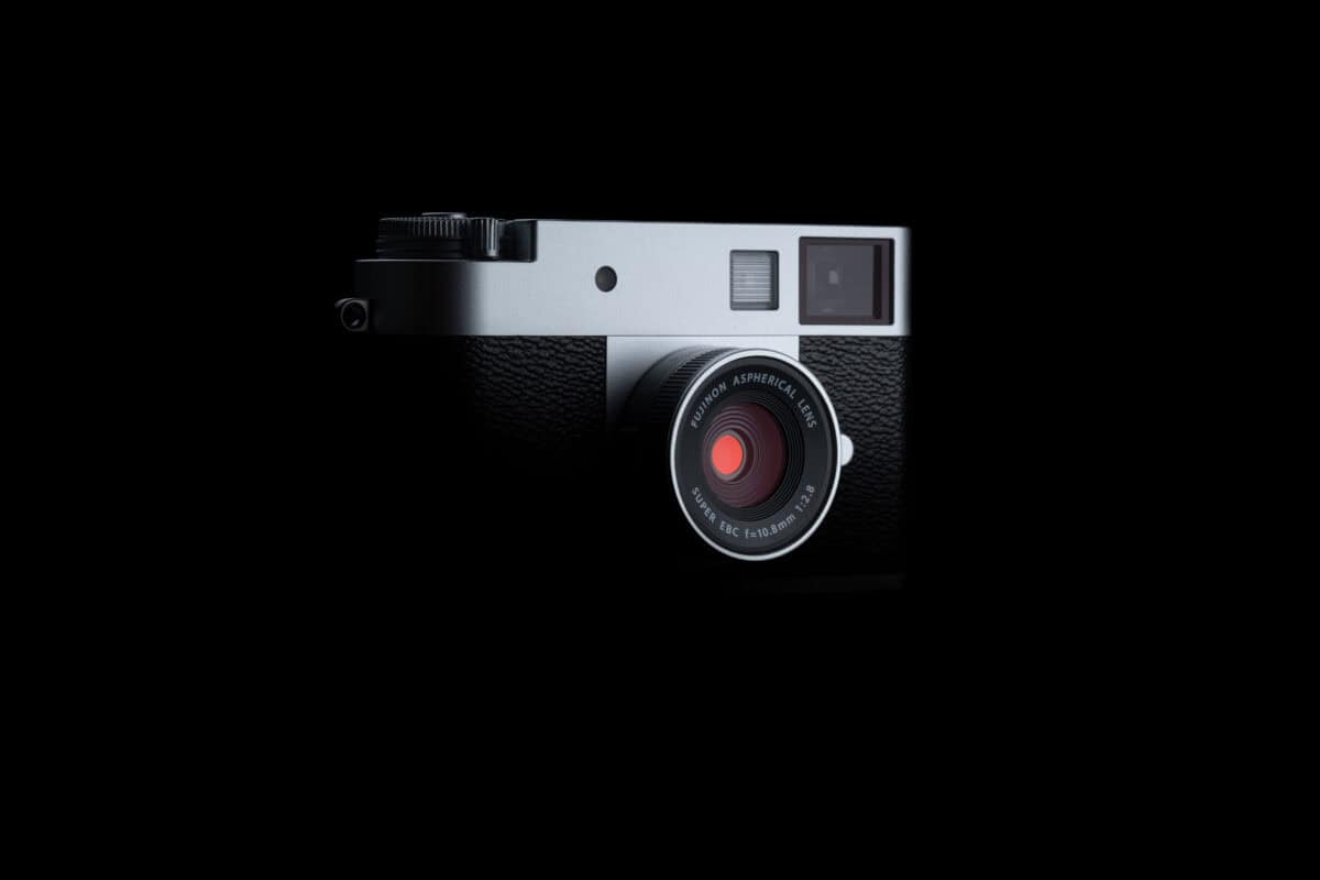 Fujifilm X-HF1 Kamera in Schwarz mit Retro-Design und festem Objektiv.