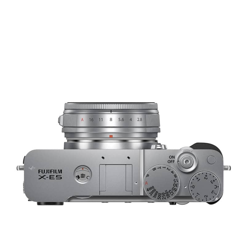 Fujifilm X-E5 Kamera mit XF23mm F2.8 Objektiv, silber, Nahaufnahme.
