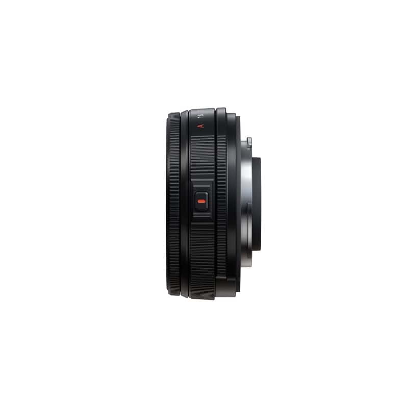 Schwarzes Fujinon XF23mm F2.8 R WR Objektiv seitlich Ansicht.